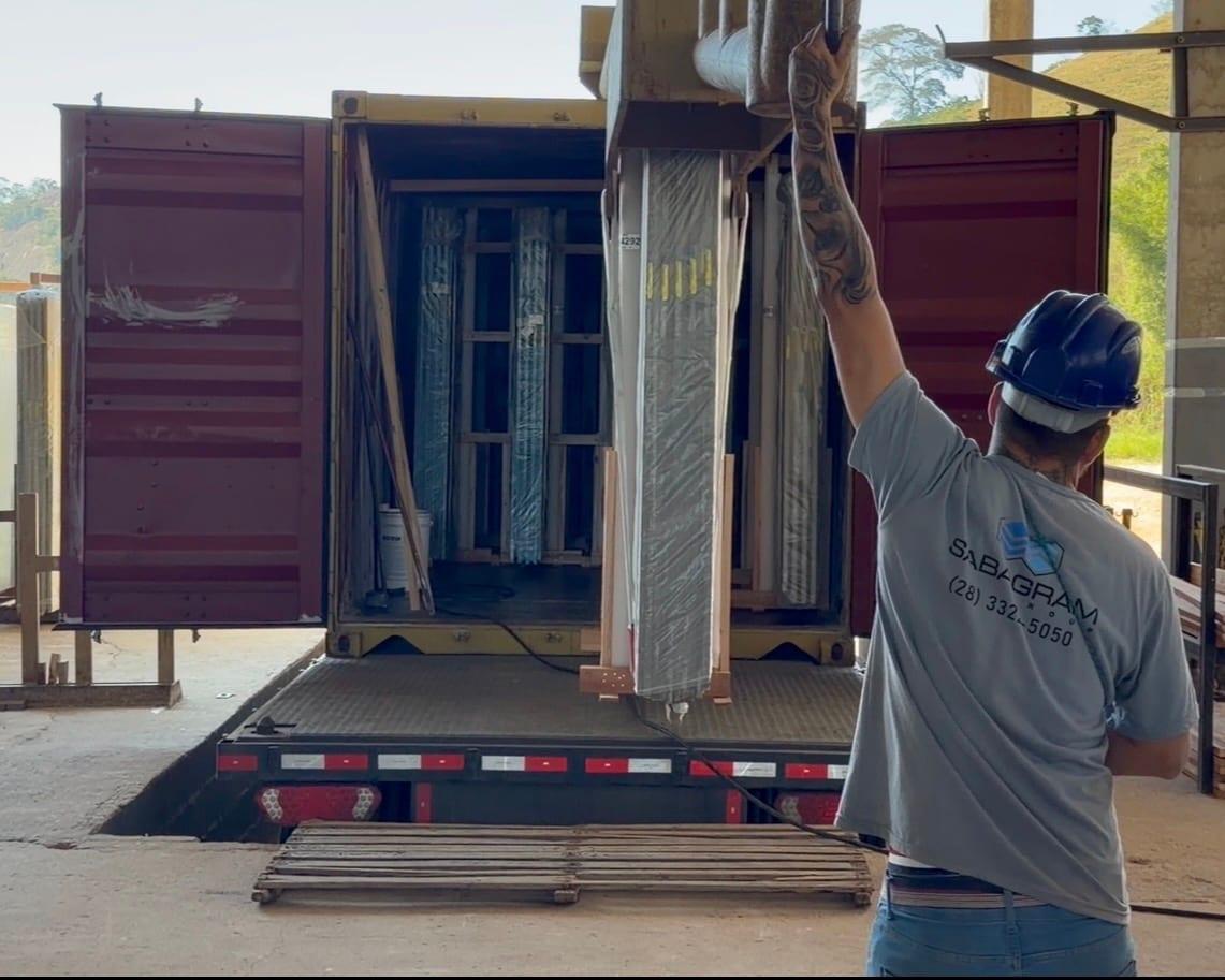 Expedição do material para o Brasil e o exterior.
