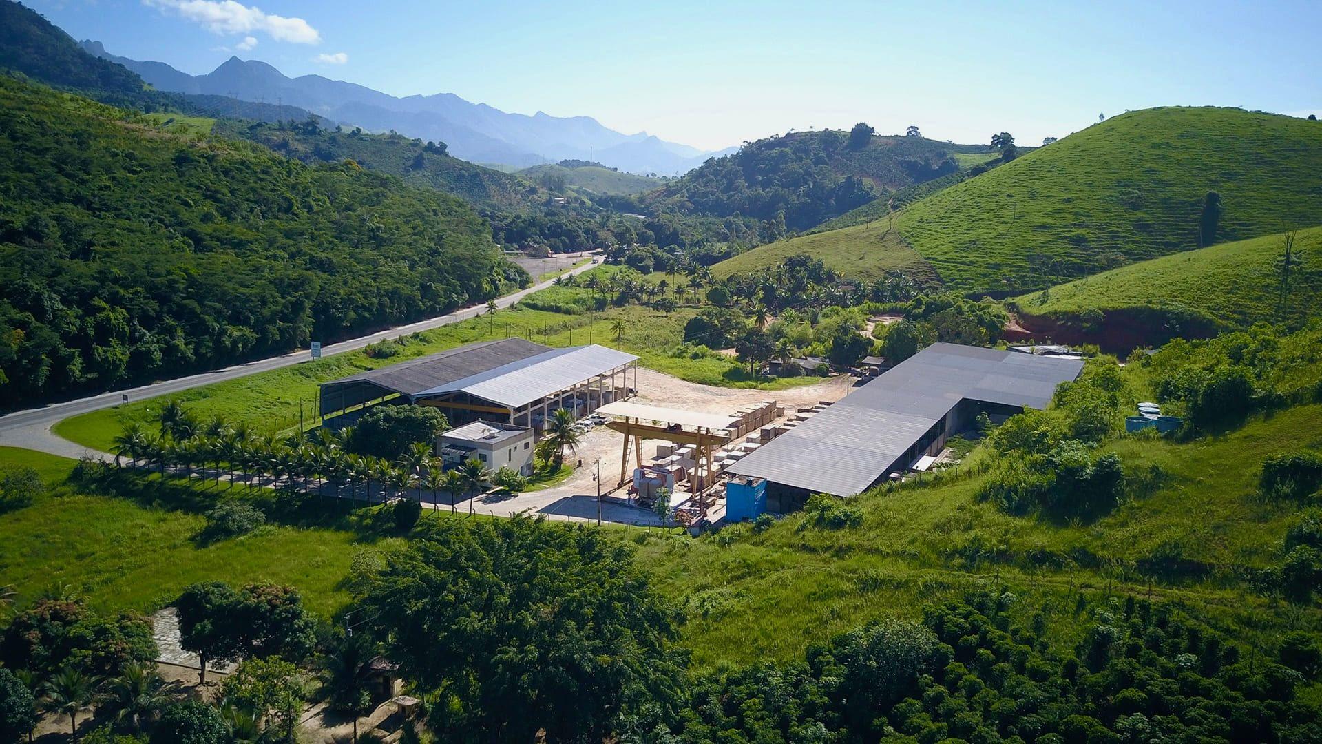 Vista aérea da indústria da Sabagram, em Mimoso do Sul (ES), com os galpões de beneficiamento à margem da BR-101.